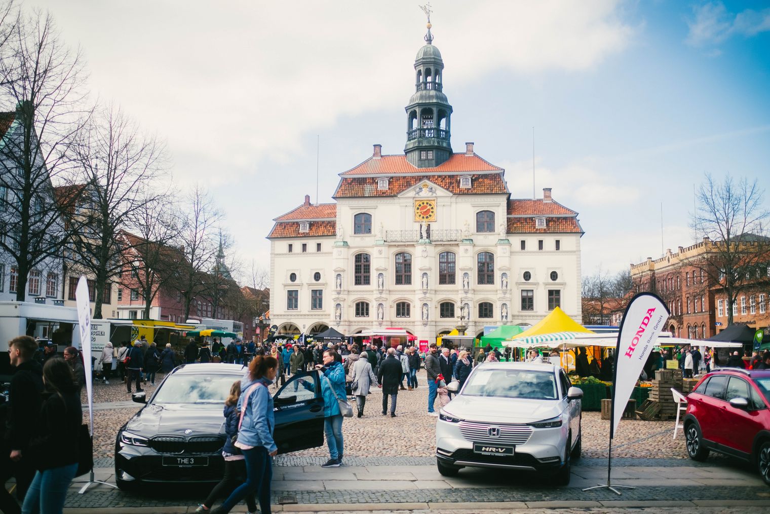 Rathaus Lüneburg mit Auto-Ausstellung