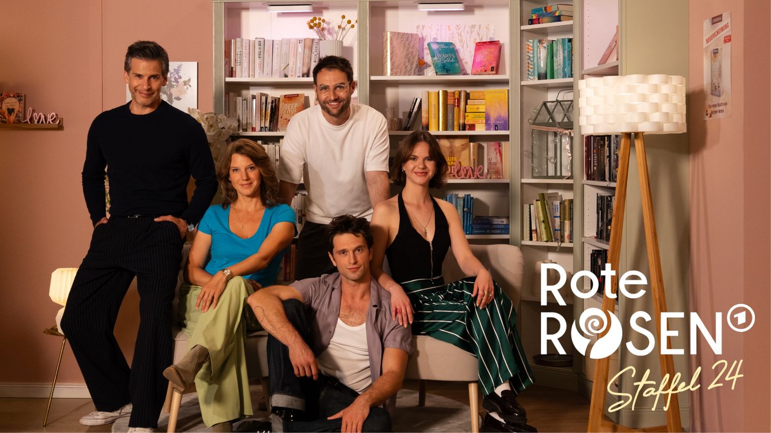 Ein Gruppenfoto von fünf Schauspielern der ARD-Serie "Rote Rosen". Sie posieren in einer der Kulissen der Serie. Von Links nach Rechts sitzen/stehen dort: Florian Odendahl, Eva-Maria Grein von Friedl, Daniel Fritz, Patrick Schlegel & Juana Nagel.