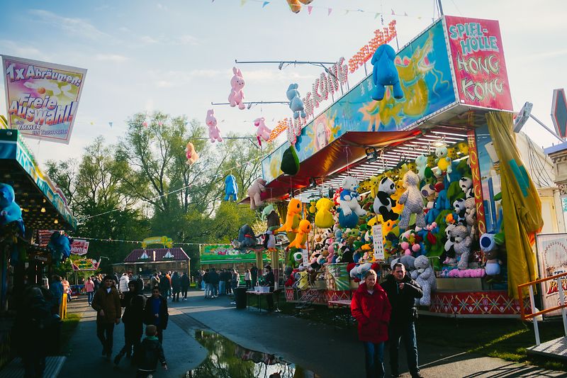 Man sieht einen großen Stand auf dem Lüneburger Frühjahrsmarkt, bei welchem zahlreiche Plüschtiere hängen.